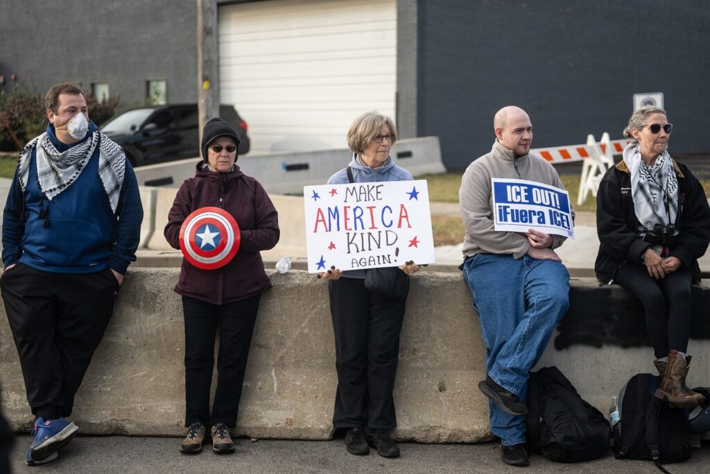 Manifestantes protestan contra las operaciones del Servicio de Inmigración y Control de Aduanas de Estados Unidos