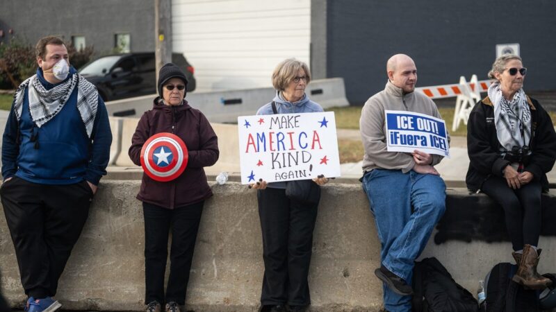 Manifestantes protestan contra las operaciones del Servicio de Inmigración y Control de Aduanas de Estados Unidos