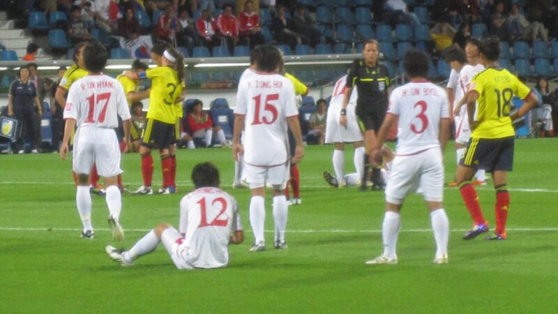 Jugadoras de la Selección Colombia femenina disputan un balón durante un partido de la categoría Sub-20