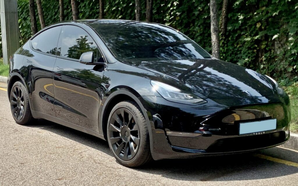 Vehículos eléctricos Tesla Model 3 y Model Y en un espacio de exhibición