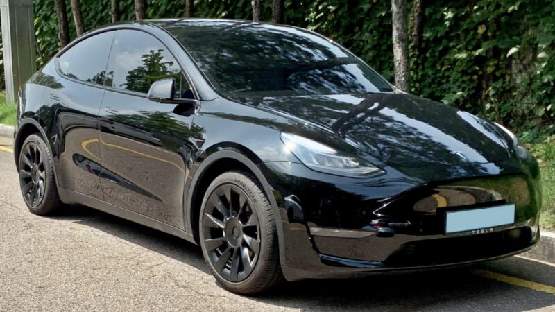 Vehículos eléctricos Tesla Model 3 y Model Y en un espacio de exhibición