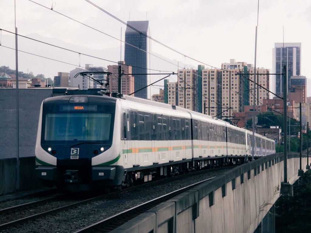 Tren del Metro de Medellín en una estación urbana