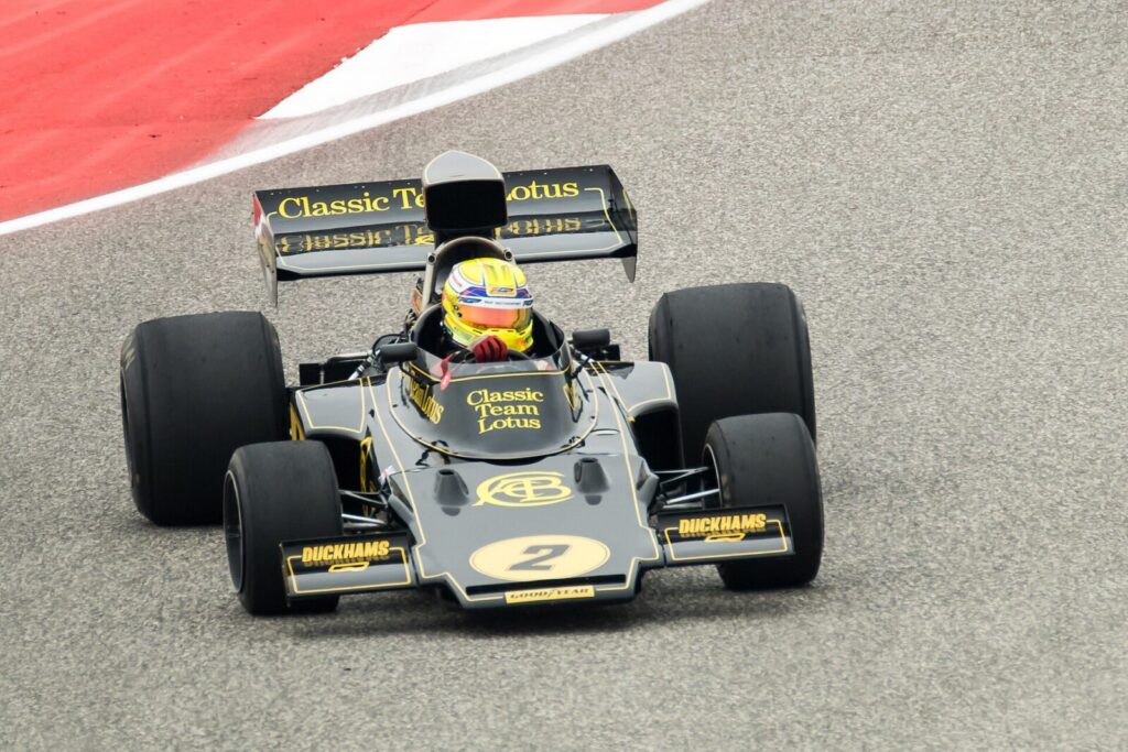 Monoplazas de Fórmula 1 compiten en un circuito durante un gran premio