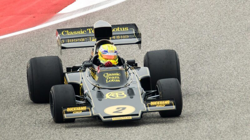 Monoplazas de Fórmula 1 compiten en un circuito durante un gran premio