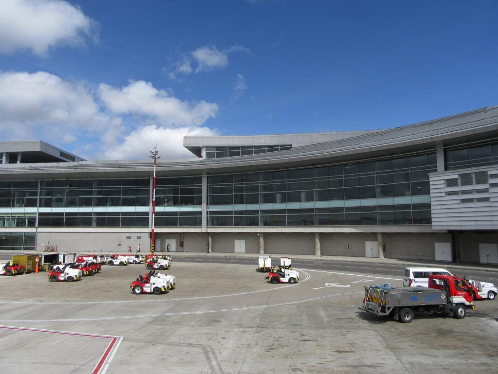Aviones y pistas del aeropuerto El Dorado en Bogotá