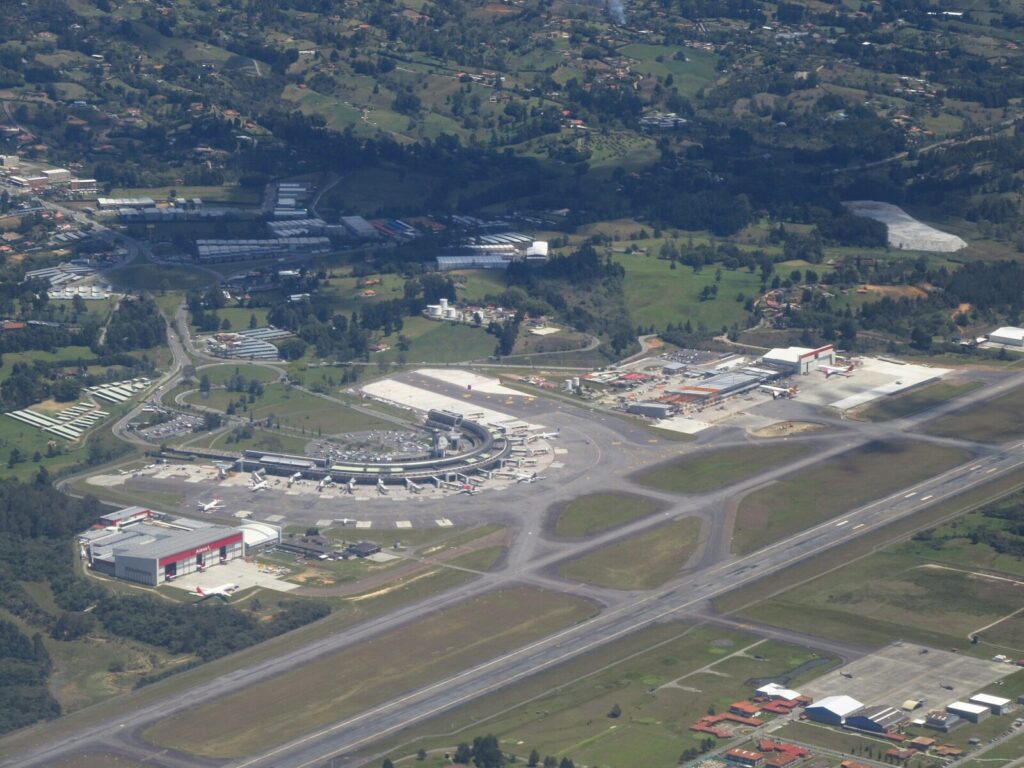 Avión de pasajeros en una terminal aérea, imagen relacionada con la nueva ruta directa entre Medellín y Buenos Aires
