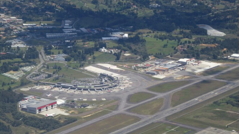 Avión de pasajeros en una terminal aérea, imagen relacionada con la nueva ruta directa entre Medellín y Buenos Aires