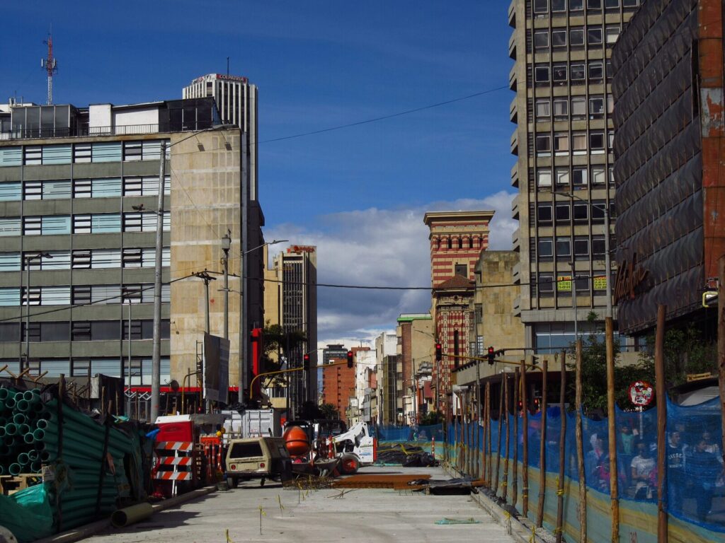 Trabajos de desmonte del puente de la carrera Séptima con calle 100 en Bogotá, con maquinaria operando durante la noche