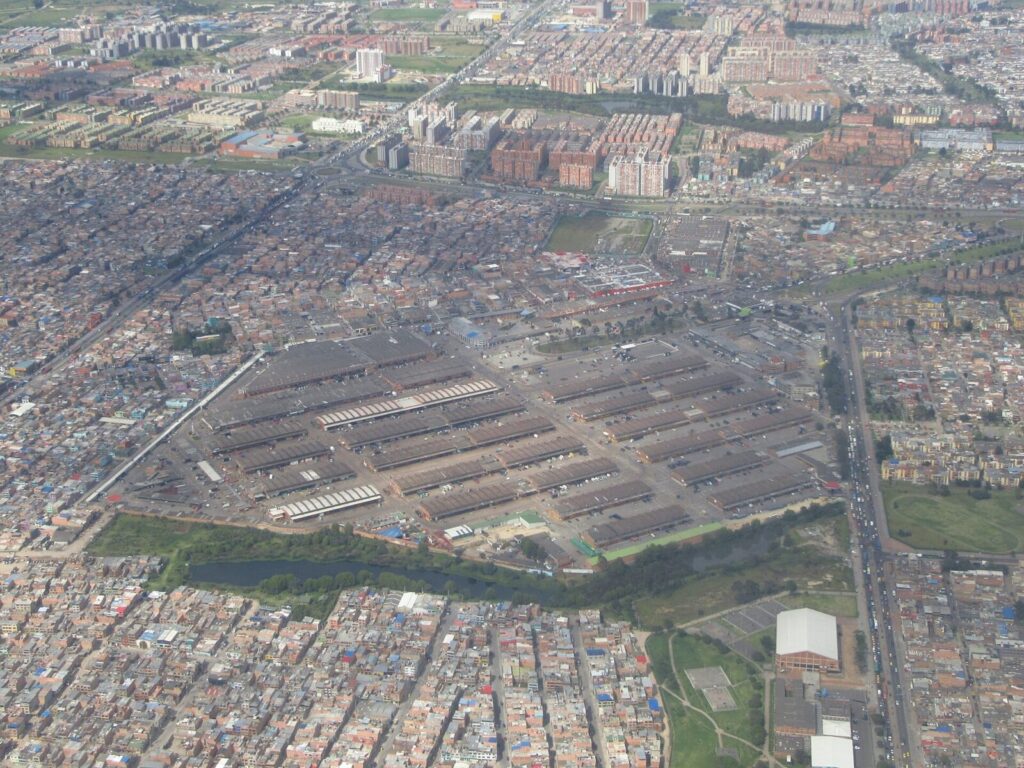 Bodegas y actividad comercial en una central mayorista de alimentos