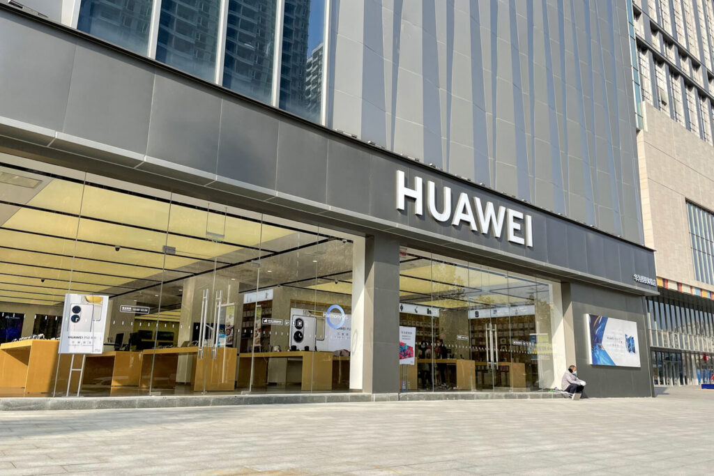 Celulares premium de Huawei, marca cuyos precios subieron hasta US$200 por el encarecimiento de la memoria
