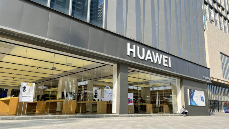 Celulares premium de Huawei, marca cuyos precios subieron hasta US$200 por el encarecimiento de la memoria