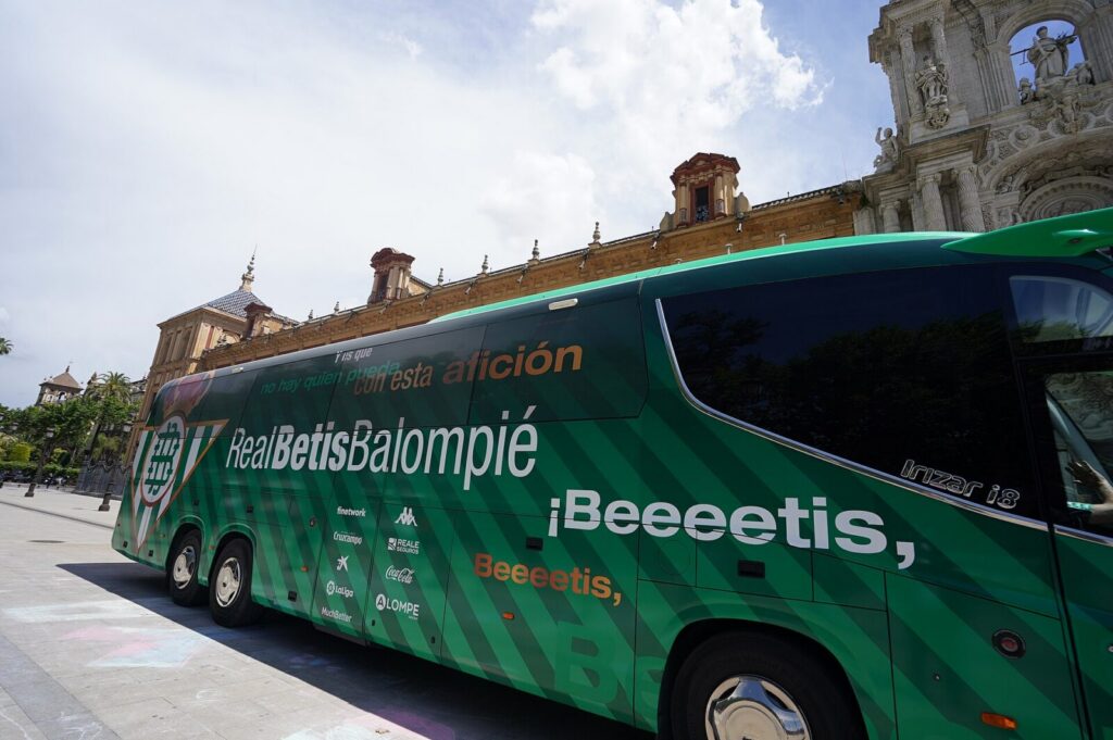 Jugadores del Real Betis disputan un partido de fútbol en un estadio