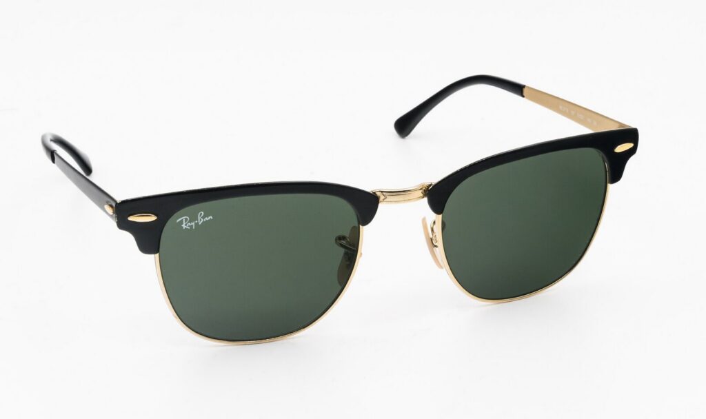 Gafas inteligentes de diseño contemporáneo sobre una superficie junto a elementos tecnológicos