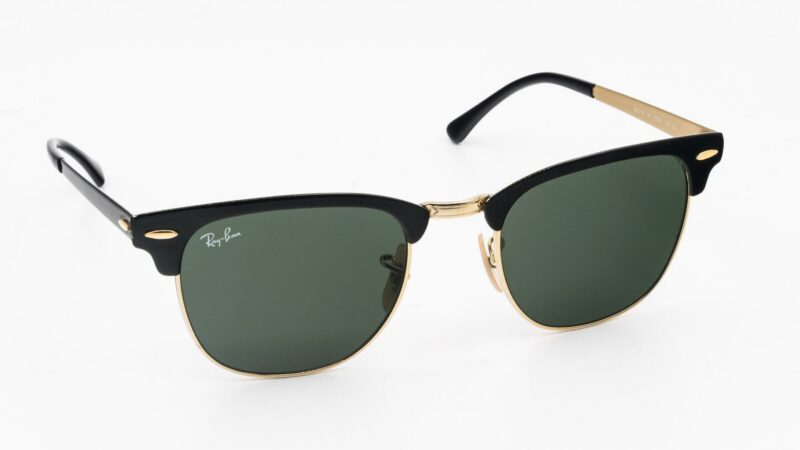 Gafas inteligentes de diseño contemporáneo sobre una superficie junto a elementos tecnológicos