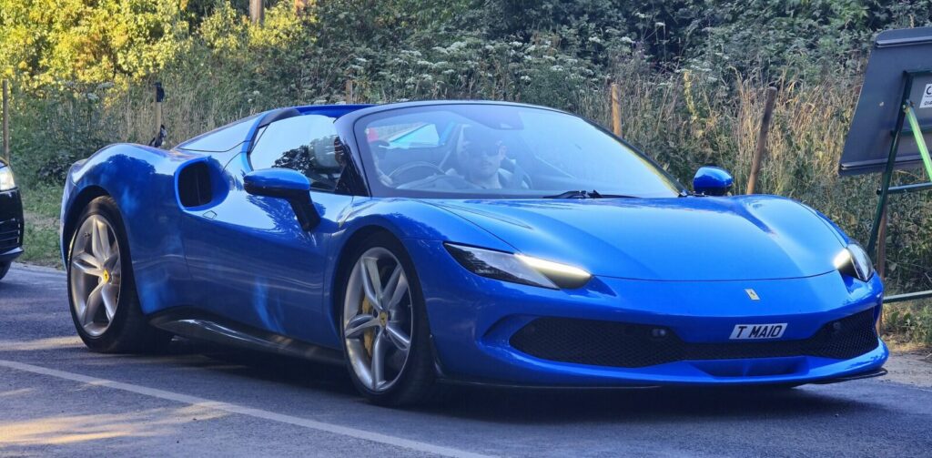 Automóvil deportivo Ferrari exhibido en el interior de un concesionario