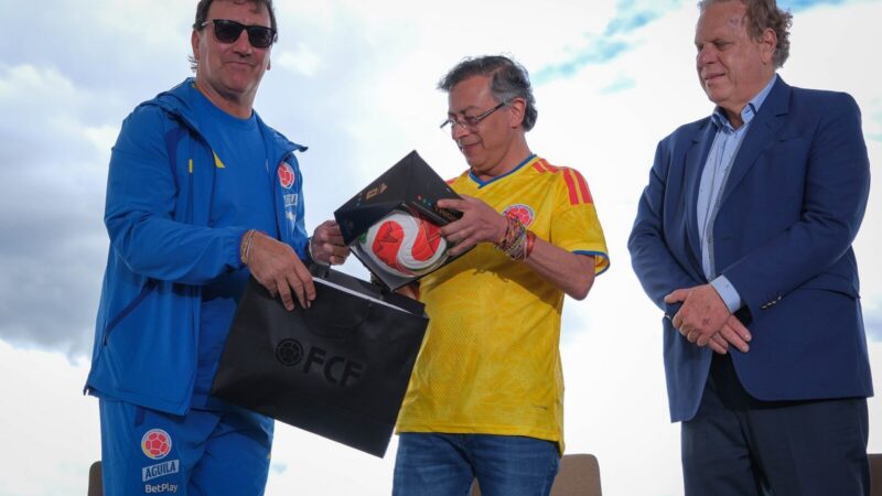 Jugadores de la Selección Colombia durante un partido de fútbol en un estadio