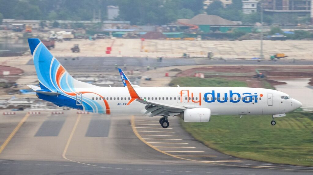 Vista parcial de la cabina o el fuselaje de un avión de flydubai