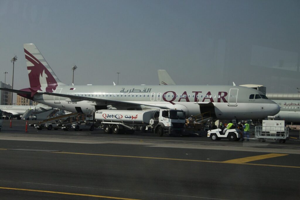 Avión comercial en un aeropuerto internacional, como referencia para la ampliación de rutas entre Colombia, Doha y Asia