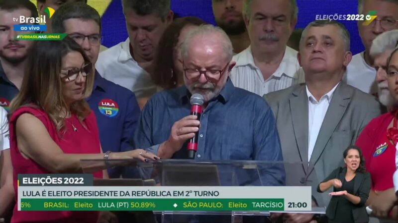 Público reunido en un concierto en Brasil, en una escena asociada a la relación entre música y política