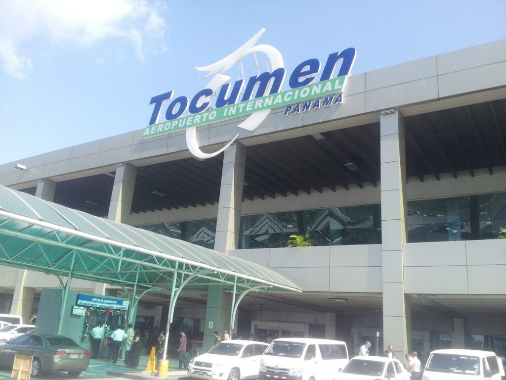 Aviones yfrastructure del terminal aeropuerto internacional de Tocumen en Panamá.