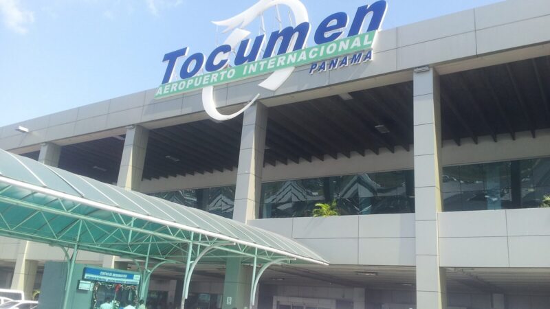 Aviones yfrastructure del terminal aeropuerto internacional de Tocumen en Panamá.