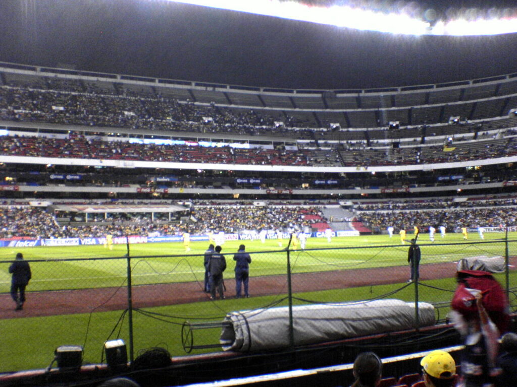 Partido de fútbol en un estadio durante la fase decisiva de un torneo internacional