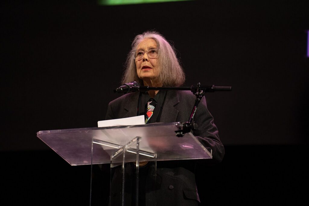 Libros y textos literarios que representan la obra de la escritora canadiense Anne Carson