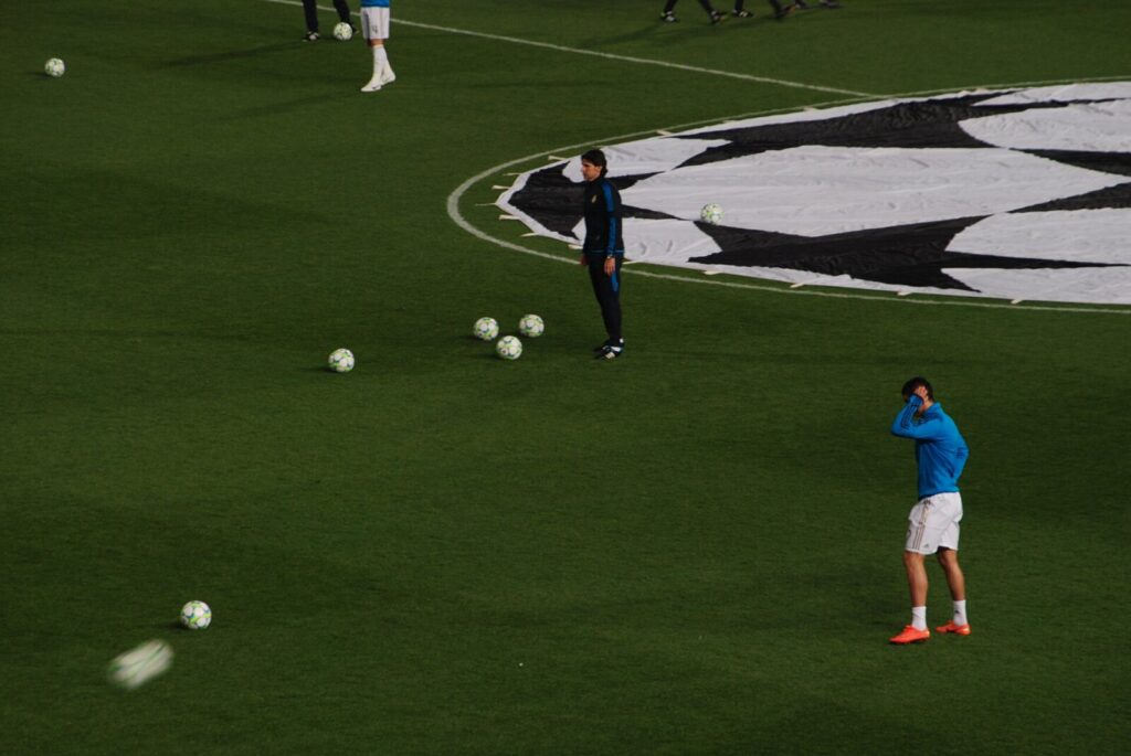 Jugadores del Real Madrid disputando un partido de fútbol en un estadio
