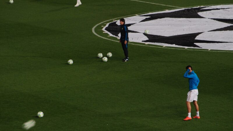 Jugadores del Real Madrid disputando un partido de fútbol en un estadio