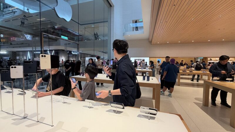 Celular plegable exhibido en una tienda de tecnología durante un lanzamiento comercial
