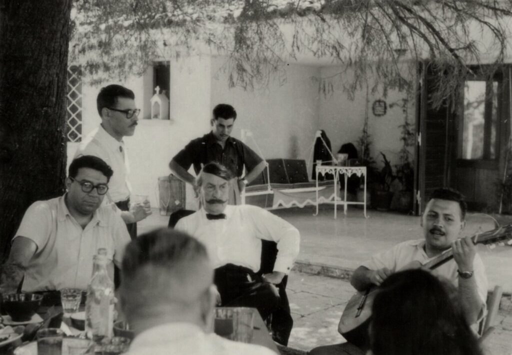 Alfredo de la Fe tocando el violín en escena durante un concierto de salsa
