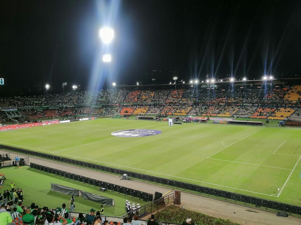 Aficionados de Atlético Nacional en las tribunas del estadio Atanasio Girardot durante un partido.