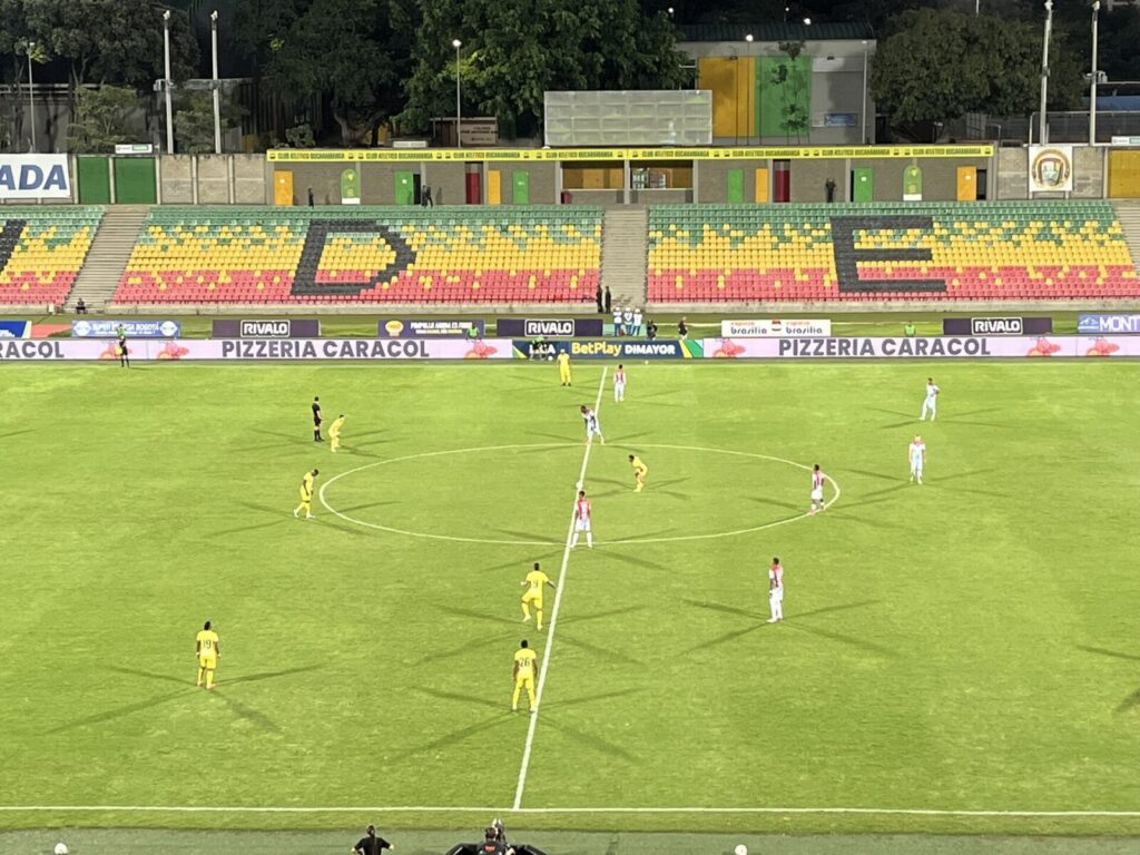 Estadio de fútbol durante una competencia profesional en Colombia