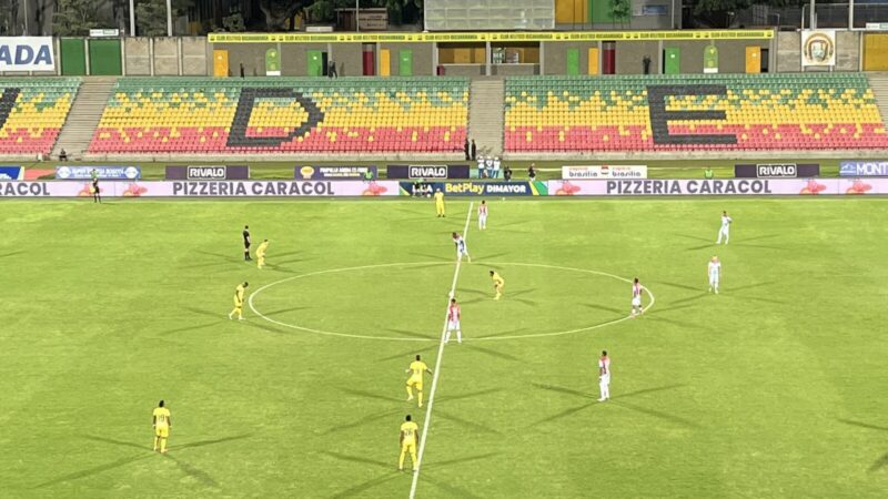 Estadio de fútbol durante una competencia profesional en Colombia