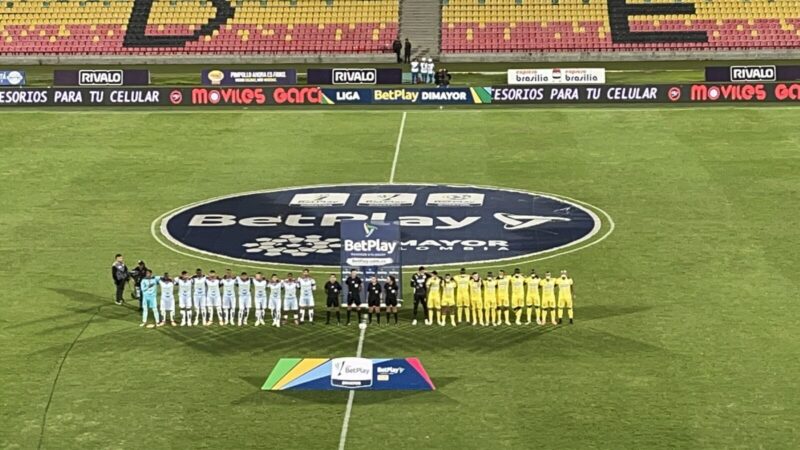 Arquero de fútbol durante un entrenamiento en un estadio