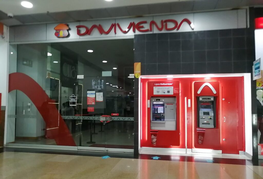 Atención en una sucursal bancaria en Colombia