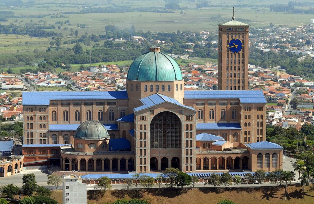Peregrinos reunidos frente a la basílica de Nossa Senhora Aparecida en Brasil