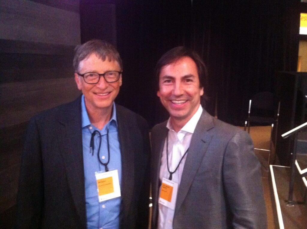 Persona trabajando frente a una pantalla con elementos visuales relacionados con ciberseguridad e inteligencia artificial