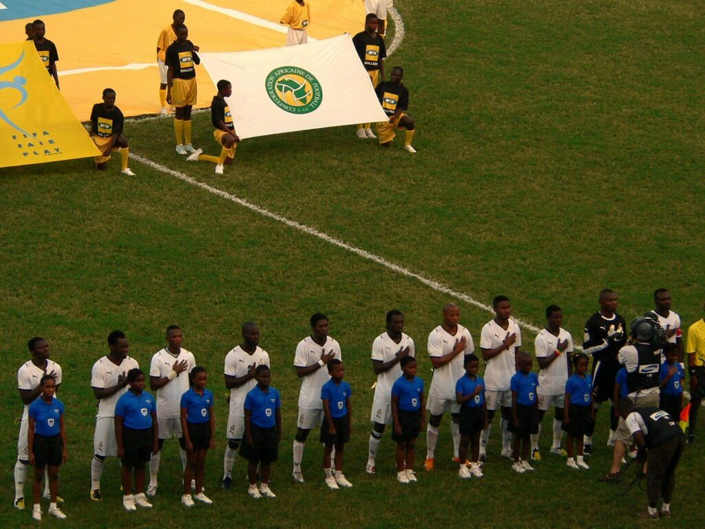 Entrenador de fútbol dirigiendo a una selección desde la zona técnica