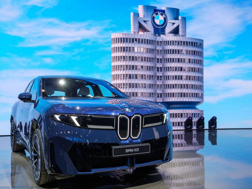 Vehículo eléctrico tipo SUV conectado a una estación de carga durante un viaje por carretera