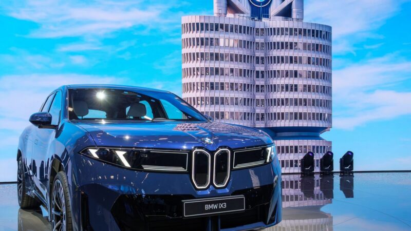 Vehículo eléctrico tipo SUV conectado a una estación de carga durante un viaje por carretera