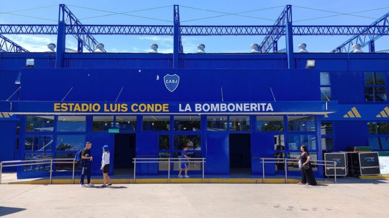Jugadores de Boca Juniors celebran durante un partido internacional de fútbol