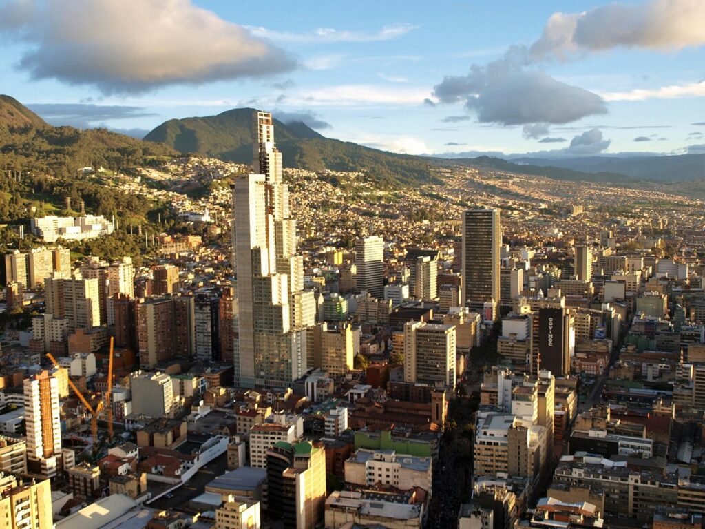 Vista panorámica de Bogotá desde un mirador urbano, relacionada con la agenda de actividades de la Torre Colpatria
