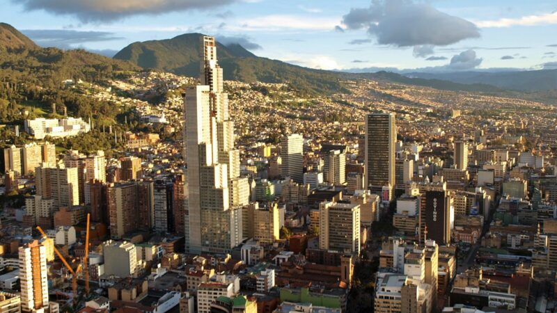 Vista panorámica de Bogotá desde un mirador urbano, relacionada con la agenda de actividades de la Torre Colpatria