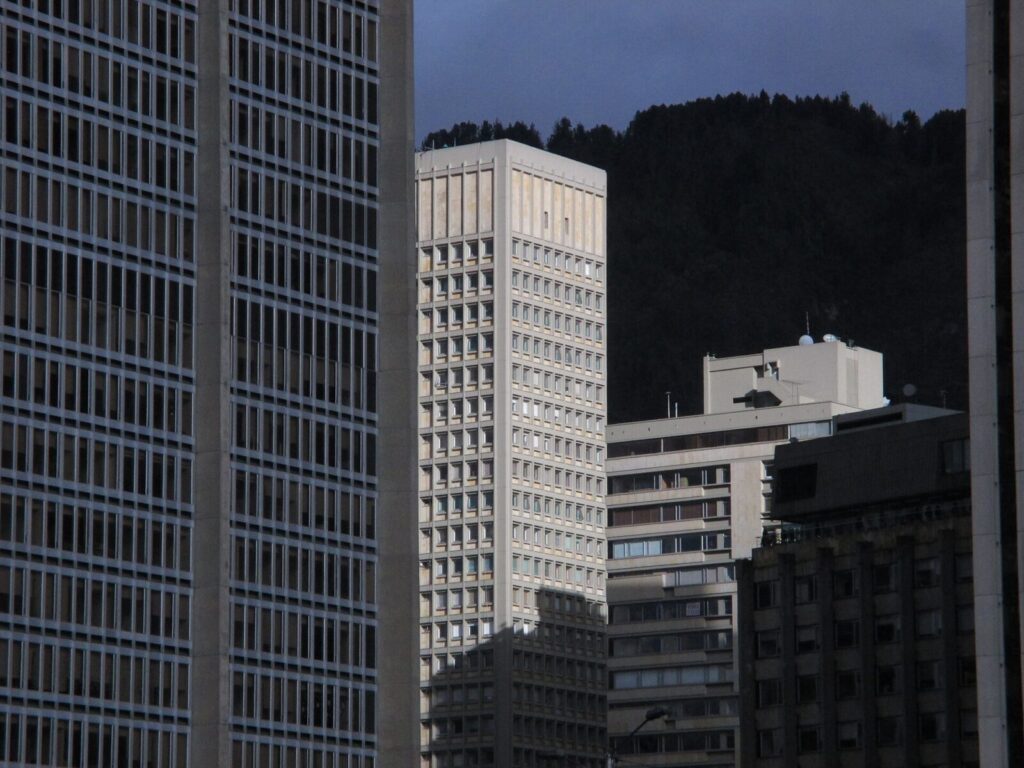 Vista de edificios y corredores urbanos del centro de Bogotá, en una zona cercana a sistemas de transporte público