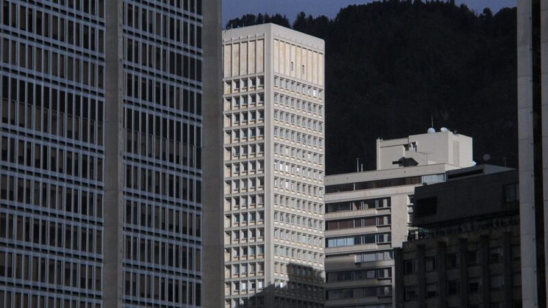 Vista de edificios y corredores urbanos del centro de Bogotá, en una zona cercana a sistemas de transporte público