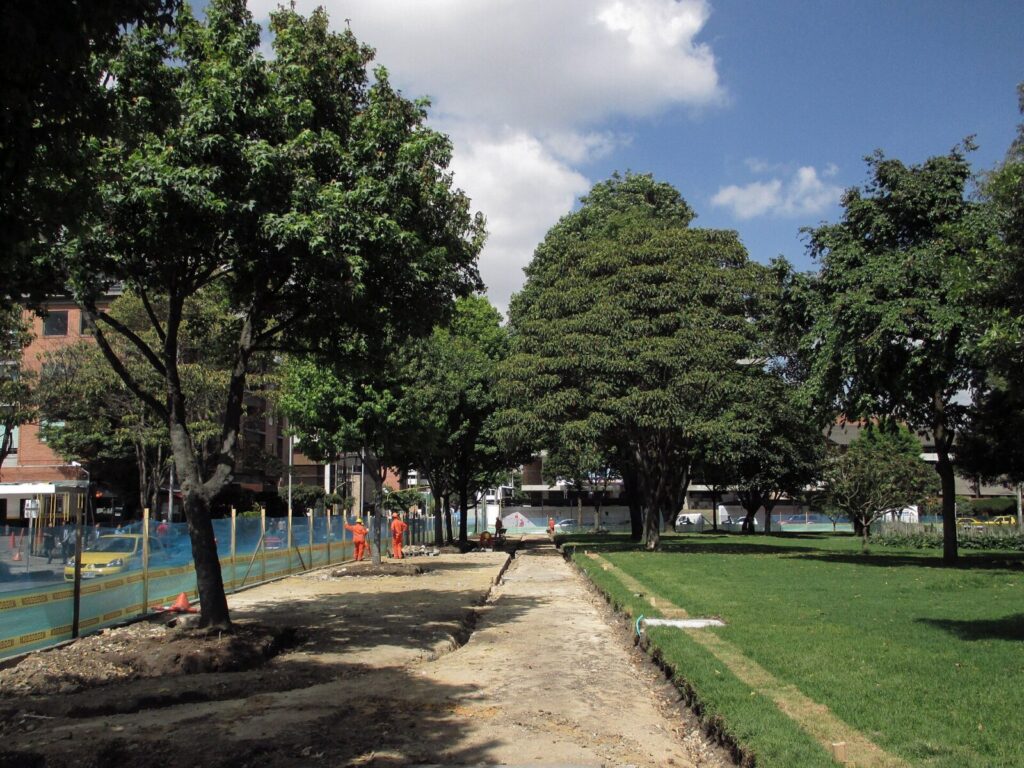 Presentación de música clásica al aire libre ante el público en un parque