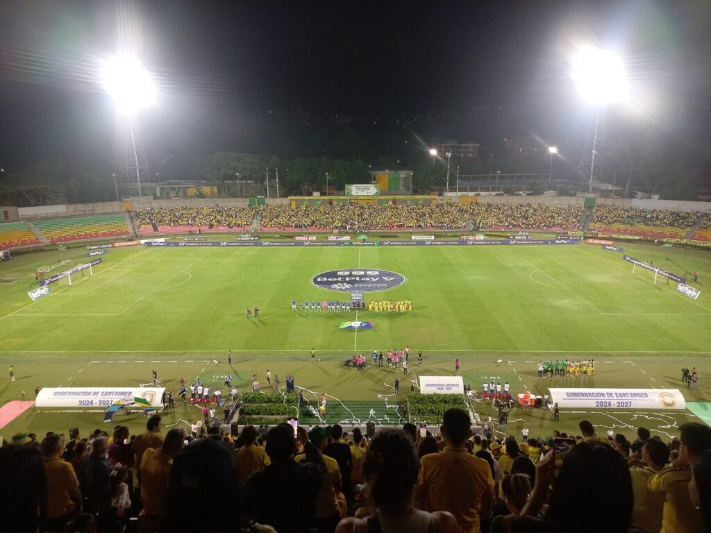 Partido de fútbol entre dos equipos colombianos en un estadio