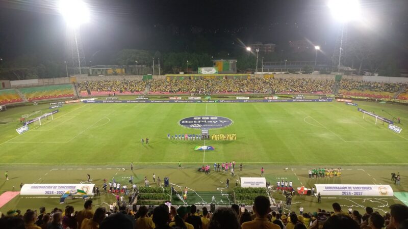 Partido de fútbol entre dos equipos colombianos en un estadio