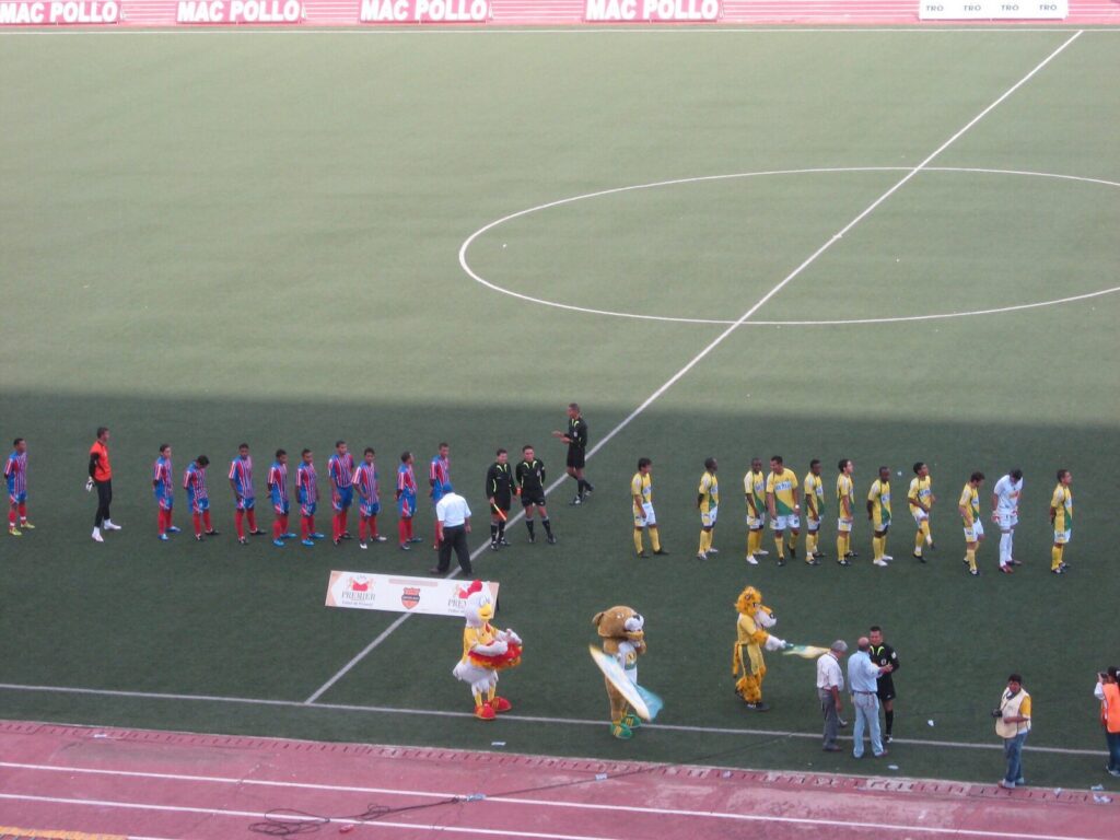 Partido de fútbol disputado en un estadio, relacionado con la lucha de Unión Magdalena por clasificar